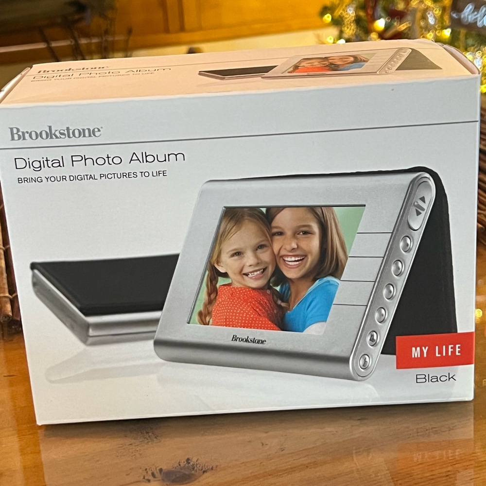 Brookstone Digital Photo Album - White and Black